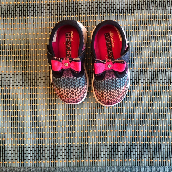bitty bow skechers